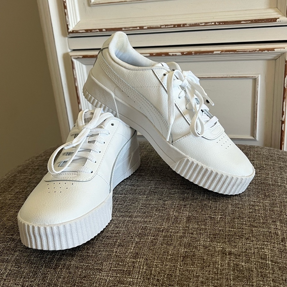 🆕 Puma women’s sneakers size 7.5 color:white